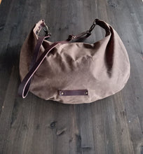 Load image into Gallery viewer, Crossbody bag in waxed canvas, shoulder bag, canvas bags, medium sized crossbody bag