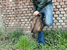 Load image into Gallery viewer, Convertible backpack in waxed canvas, Crossbody bag in waxed canvas