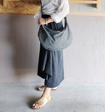 Carica l'immagine nel visualizzatore di Gallery, Waxed canvas crossbody bag - hobo bag - waxed canvas messenger bag - waxed canvas shoulder bag