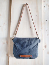 Carica l'immagine nel visualizzatore di Gallery, Marsupio di canvas impermeabile ( waxed canvas ) e pelle con cintura staccabile