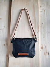 Carica l'immagine nel visualizzatore di Gallery, Marsupio di canvas impermeabile ( waxed canvas ) e pelle con cintura staccabile