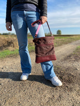 Load image into Gallery viewer, Waxed canvas and leather bag, crossbody bag in waxed canvas, zippered bag crossbody