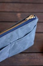 Carica l'immagine nel visualizzatore di Gallery, Zipper pouch in waxed canvas, vegan pouch, cosmetic bag