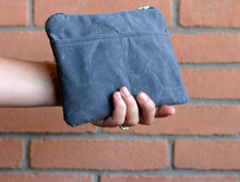 Carica l'immagine nel visualizzatore di Gallery, Zipper pouch in waxed canvas, vegan pouch, cosmetic bag