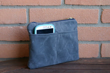 Carica l'immagine nel visualizzatore di Gallery, Zipper pouch in waxed canvas, vegan pouch, cosmetic bag