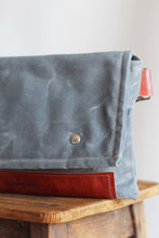 Carica l'immagine nel visualizzatore di Gallery, Borsa di canvas impermeabile ( waxed canvas ), borsa a tracolla di canvas, borsa da moto in canvas impermeabile, borsa da viaggio, borsa da uomo
