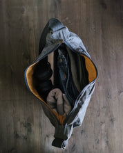 Load image into Gallery viewer, Crossbody bag in waxed canvas, shoulder bag
