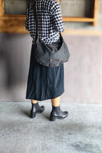 Load image into Gallery viewer, Canvas bag, waxed canvas hobo bag, crossbody bag for women, canvas crossbody bag for men, slouchy hobo bag, large hobo bag, boho crossbody bag
