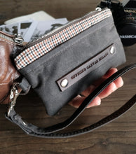 Load image into Gallery viewer, Zipper pouch in waxed canvas and tweed
