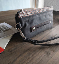 Load image into Gallery viewer, Zipper pouch in waxed canvas and tweed
