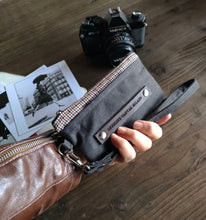 Load image into Gallery viewer, Zipper pouch in waxed canvas and tweed
