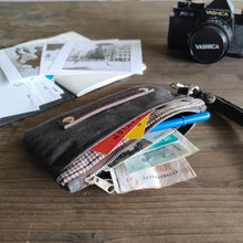 Load image into Gallery viewer, Zipper pouch in waxed canvas and tweed
