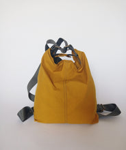 Carica l&#39;immagine nel visualizzatore di Gallery, Borsa tracolla donna di canvas impermeabile, borsa convertibile in zaino, zaino di canvas impermeabile
