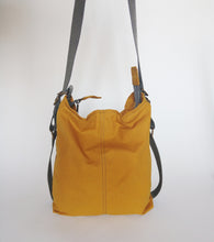 Carica l&#39;immagine nel visualizzatore di Gallery, Borsa tracolla donna di canvas impermeabile, borsa convertibile in zaino, zaino di canvas impermeabile
