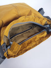 Carica l&#39;immagine nel visualizzatore di Gallery, Borsa tracolla donna di canvas impermeabile, borsa convertibile in zaino, zaino di canvas impermeabile
