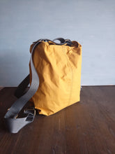 Carica l&#39;immagine nel visualizzatore di Gallery, Borsa tracolla donna di canvas impermeabile, borsa convertibile in zaino, zaino di canvas impermeabile
