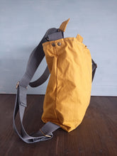Carica l&#39;immagine nel visualizzatore di Gallery, Borsa tracolla donna di canvas impermeabile, borsa convertibile in zaino, zaino di canvas impermeabile
