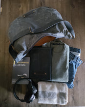 Load image into Gallery viewer, Crossbody bag in waxed canvas, shoulder bag
