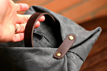 Load image into Gallery viewer, Travel toiletry bag in waxed canvas, mens toilety bag, travel case, gift for him, gift for husband, man&#39;s bag
